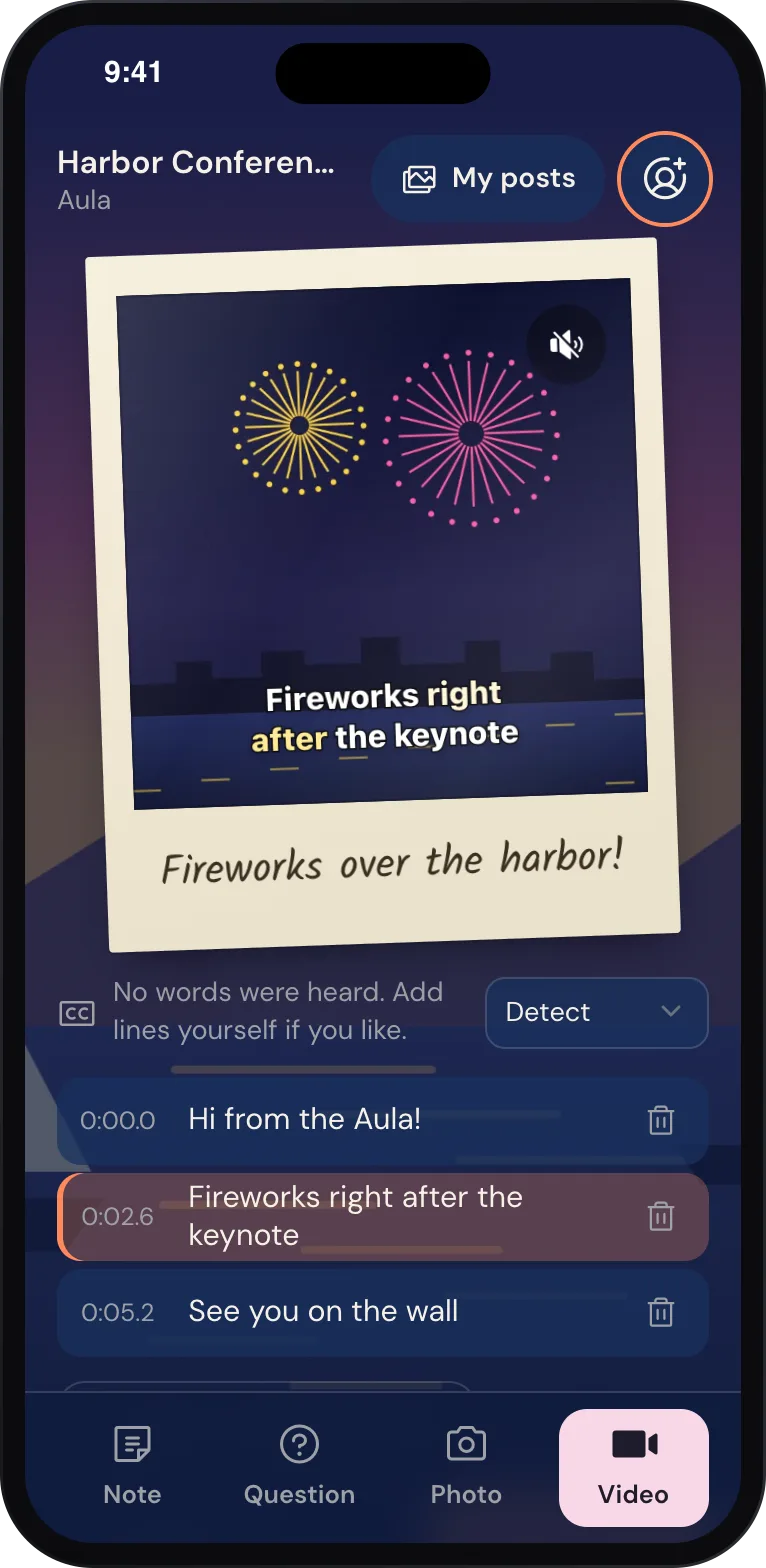 Ein Handy mit einem Video-Polaroid eines Feuerwerks, dem Untertitel «Fireworks right after the keynote» über dem Bild, der Bildunterschrift «Fireworks over the harbor» und drei zeitgesteuerten Untertitelzeilen darunter.