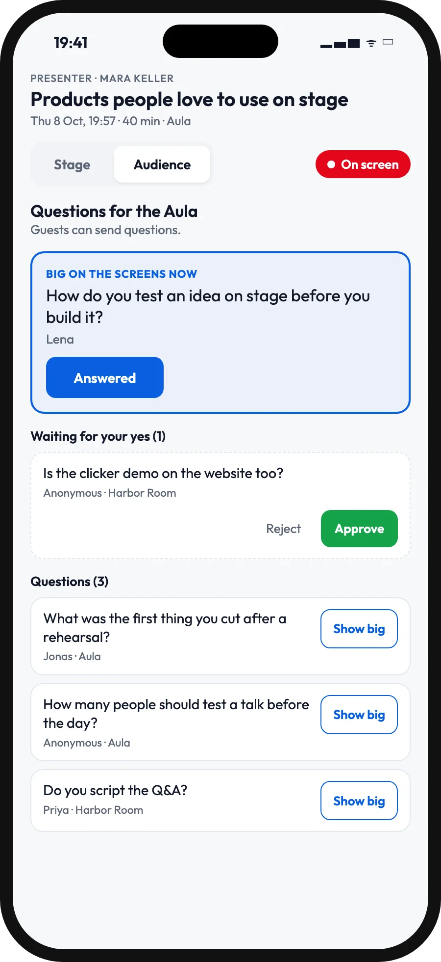 Ein Handy mit dem Audience-Tab des Speakers: die Frage, die gross auf den Bildschirmen steht, mit Answered, eine Frage, die auf Freigabe wartet, und eine Warteschlange von Fragen mit Show big.